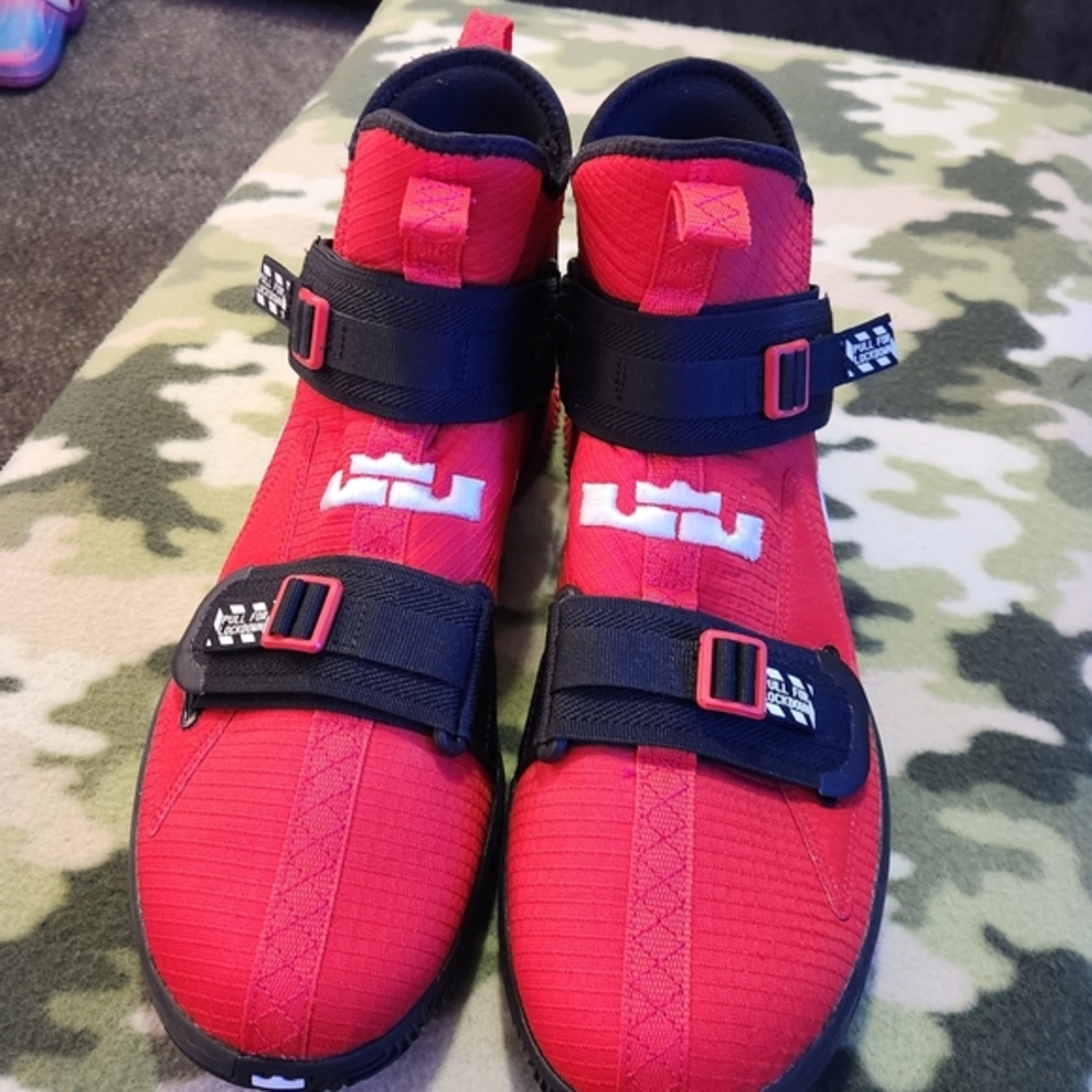 Nike Lebron James Soldier XIII SFG Size 13